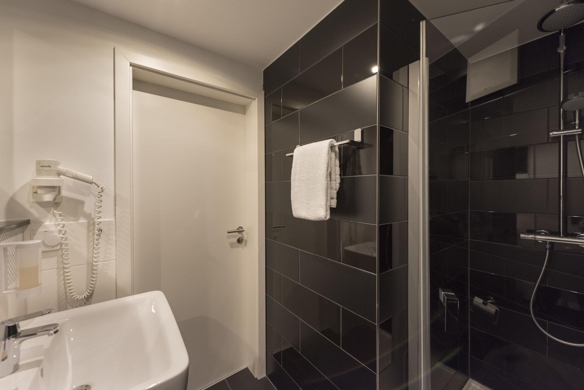 Wyndham Duisburger Hof Otel Oda fotoğraf