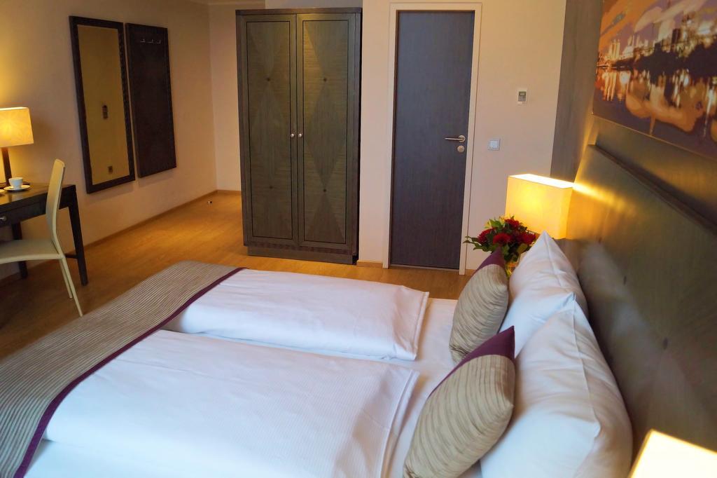 Wyndham Duisburger Hof Otel Oda fotoğraf